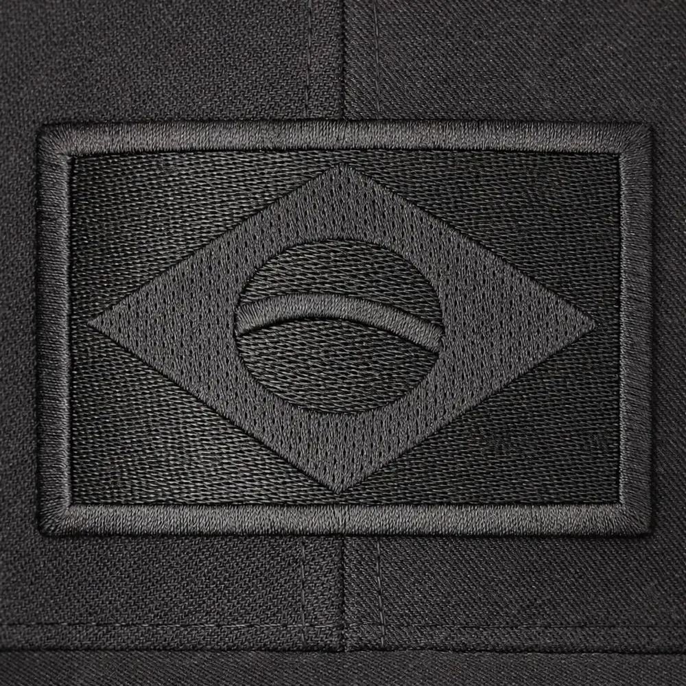 Detalhe do bordado da bandeira do Brasil no boné